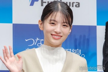 出口夏希、美ウエストのぞくブラックコーデ 釜山街中ショットに「可愛すぎる」「すべてが憧れ」の声 画像