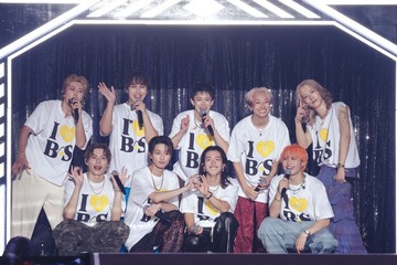 BUDDiiS“結成5周年”史上最大規模アリーナツアーで涙&歓喜 MORRIEからメンバーへサプライズも【COSMiiC】 画像