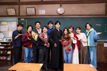 福山雅治、甲冑に身を包み笑顔でクランクアップ 有村架純らとの学校集合ショットも解禁【ブラック・ショーマン】 画像