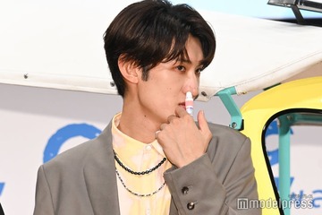Snow Man向井康二、大物俳優から「マジで涙が出ました」と絶賛受け熱いハグ  撮影でギター猛練習【（LOVE SONG）】 画像