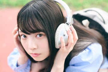 日向坂46佐藤優羽、ヘッドホン付け上目遣い「五期生のぽかぽか写真館」3人目公開 画像