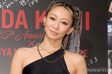 倖田來未、背中オープン衣装で美スタイル披露 30周年に向け意気込み「50手前でも踊って」「年相応とか関係ない」 画像