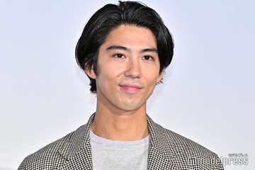 賀来賢人、じゃれ合いプラベショット公開「父親あるある」「可愛いお手々」の声 画像