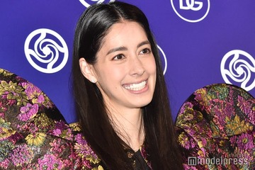 森泉、食器棚に並んだこだわりの皿公開「ツェラミカの食器おしゃれ」「こだわり感じる」と反響 画像