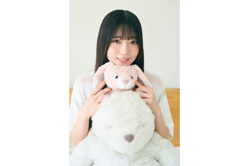 日向坂46坂井新奈、ルームウェア姿でリラックス「五期生のぽかぽか写真館」7人目公開 画像