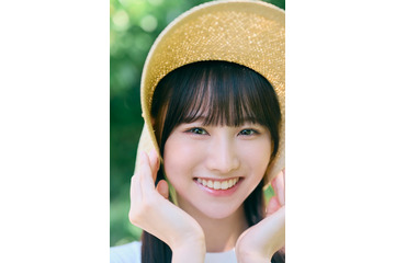 日向坂46高井俐香、麦わら帽子姿で透明感溢れる「五期生のぽかぽか写真館」8人目公開 画像