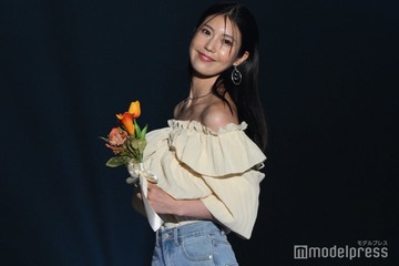 “令和の峰不二子”阿部なつき、美脚スラリミニワンピ姿 ハワイでのピンクコーデに「バービーみたい」 画像