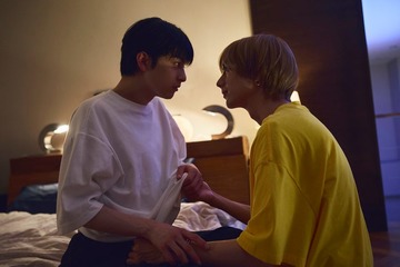 「２５時、赤坂で Season２」初回 麻水（駒木根葵汰）＆白崎（新原泰佑）、冒頭5分でベッドシーン 怒涛のキスに「刺激が強すぎる」「パワーアップしすぎ」とファン悶絶 画像