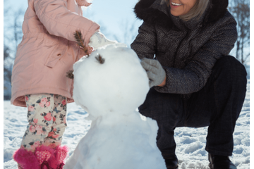 里帰り出産中の私…雪国で娘が祖母と遊ぶと→まさかの“雪だるま”に「ほっこり」 画像
