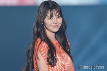 鈴木ゆうか、美背中ざっくりワンピ姿披露 「スタイル良い」「見返り美人」と話題 画像