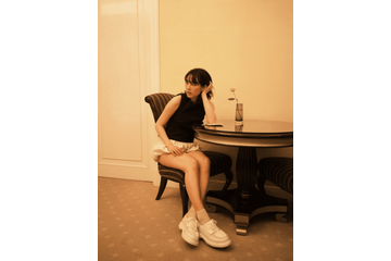 のん、二の腕＆美脚を大胆に見せた私服SHOTに反響「色気出過ぎ」「凛とした大人の女性」 画像