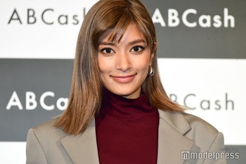 ローラ、胸元大胆な黒ドレス姿披露「大人な雰囲気」「美しい」と反響 画像