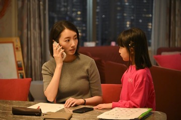 【フェイクマミー 第1話】薫（波瑠）、茉海恵（川栄李奈）の娘の家庭教師始める 画像