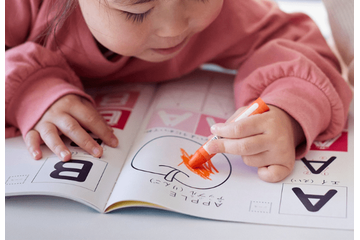 孫と仲よしな70代の祖父母　孫が描いた絵を渡すと⇒まさかの行動に「見るたびに笑顔になれるね」 画像