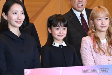 波瑠＆川栄李奈主演「フェイクマミー」会見に人気芸人サプライズ登場 “記者なりすまし”でのステージ乱入をSnow Man向井康二が制止 画像