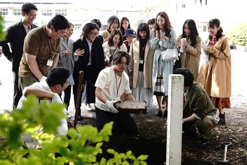 【良いこと悪いこと 第1話】高木（間宮祥太朗）＆園子（新木優子）ら、タイムカプセル掘り起こす 画像