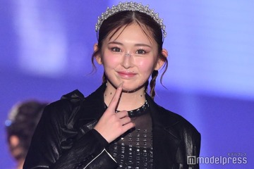ゆうちゃみ、シースルー×ファーベルトで美スタイル際立つ あざとポーズがギャップ【TGC北九州2025】 画像
