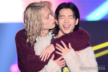 もーりーしゅーと、頬キス＆バックハグに会場悶絶 色違いカーディガンで仲良く登場【TGC北九州2025】 画像