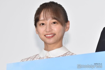影山優佳、ミニスカから色白美脚スラリ「スタイル抜群」「可愛すぎる」と反響 画像