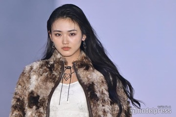 櫻坂46山崎天、ミニ丈×ニーハイブーツで美脚見せ 圧巻オーラ放つ【ガルアワ2025AW】 画像