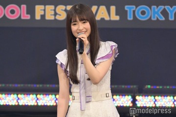 乃木坂46小川彩、美脚スラリ制服風ショット公開「似合ってる」「メガネ姿魅力的」の声 画像