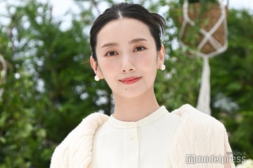 波瑠、美脚際立つスーツ姿「フェイクマミー」入学式ショットに反響続々 画像