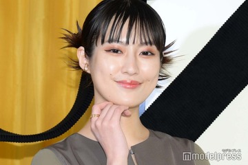恒松祐里、モダンスタイリングから美脚チラリ「絵になる」「かっこいい」の声 画像
