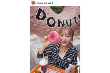 宇野実彩子、顔より大きい！？ドーナツを持った笑顔SHOTにファン悶絶「可愛さが爆発」「めっちゃ小顔」 画像