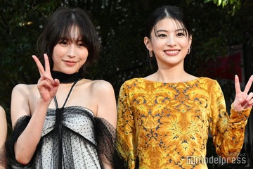 南沙良＆出口夏希、華やかドレス姿でレッドカーペット 美スタイル際立つ【第38回東京国際映画祭】 画像