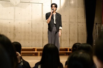 Snow Man目黒蓮、サプライズ来校 “国内初”学校でのサングラス着用自由化の瞬間立ち会う 画像