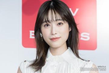 高橋ひかる、美脚際立つガーリーミニスカ姿披露「眼が釘付け」「憧れ」と反響 画像