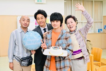 北村匠海、憧れの大泉洋に誕生日祝福され歓喜「ちょっとだけエスパー」キャストが特製ケーキでお祝い 画像