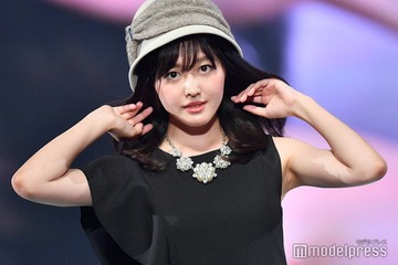 久住小春、ミニスカのライブ参戦コーデ披露「スタイル完璧」「上品スタイル」の声 画像
