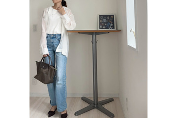 大人の白シャツ×デニム。きれいめ着こなしのコツは、素材感と小物選び【40代の毎日コーデ】 画像