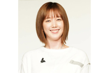 本田翼、薄手のストッキングで大胆脚見せ！「オーラが凄い」「美脚すぎませんか！！」の声 画像