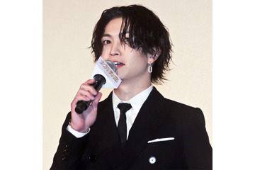 「需要しかない」綱啓永、クールなサングラス×パーカーSHOTに反響「かっこよすぎ」 画像