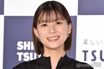 芳根京子、ミニスカから美脚スラリ「珍しくて新鮮」「ギャップにやられる」と反響続々 画像