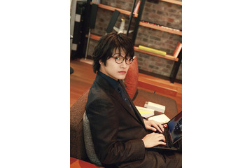 Aぇ! group佐野晶哉、“残業クリスマス”グラビア登場「Q＆A36」も掲載 画像