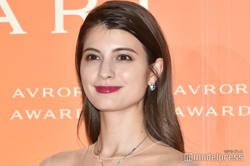 マギー、美脚際立つシースルースカート姿「脚に目が行く」「お洒落上級者」とファン絶賛 画像