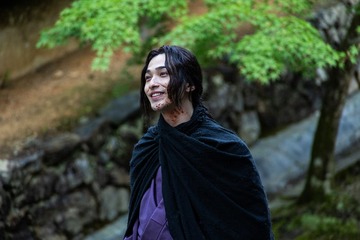 横浜流星、岡田准一主演「イクサガミ」サプライズ出演決定 血飛沫浴びながら笑み浮かべる場面写真解禁 画像