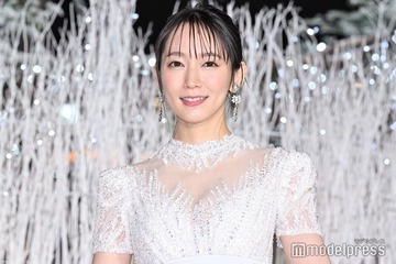 吉岡里帆、美デコルテ透ける純白ドレスで点灯式登場 クリスマスは毎年“人間ドック”も「今年は健康診断どころでは…」 画像