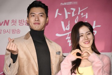 「愛の不時着」ソン・イェジン＆ヒョンビン、夫婦2ショットに反響「美男美女」「オーラすごい」 画像