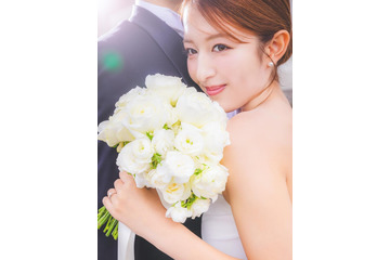 双子モデル“りかりこ”りか、結婚を発表 お相手とのウェディングフォト公開「一生に一度のこの瞬間をゆっくり噛みしめています」 画像