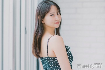 永尾まりや、ミニスカコーデで美脚全開「惚れる」「脚のラインが完璧」 画像