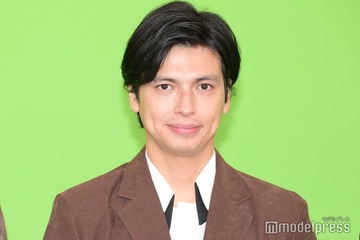 アレクサンダー、0歳次女が「パパそっくり」抱っこショットに反響続々 画像