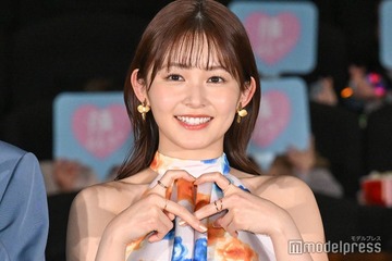 久間田琳加、オフショル×ミニスカで美スタイル披露「圧巻の美脚」「大人可愛くて憧れ」と話題 画像