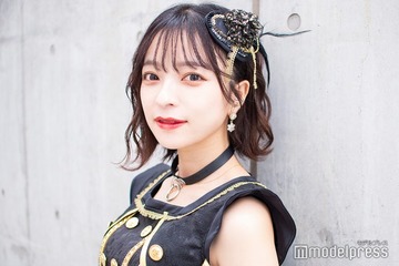 ヘラヘラ三銃士さおりん、美デコルテ際立つベアトップ姿に反響「肌が綺麗すぎる」「レアな髪型可愛い」 画像