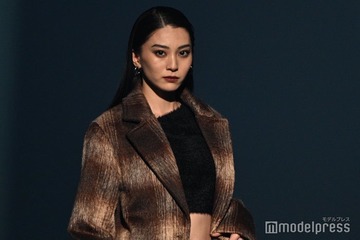 GENIC金谷鞠杏、オールバックヘアで「TGC広島」初ランウェイ ショートパンツからスラリ美脚【TGC広島2025】 画像