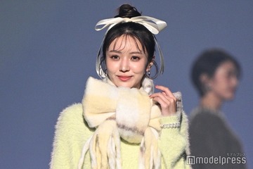 リボンに囲まれた小林由依に「反則級の可愛さ」と絶賛の声【TGC広島2025】 画像