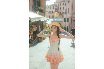 乃木坂46梅澤美波、少女のような花柄ワンピ×麦わら帽姿 2nd写真集先行カット解禁 画像